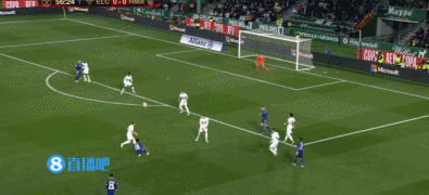 网友在梅西夜访诺坎普时偶遇他，梅西还向镜头打了招呼