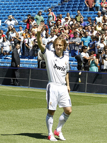 布拉德利：我小时候经常在自家花园里滑铲模仿杰拉德