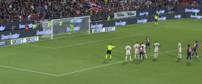 太阳报：里奇的主持人女友亮相米兰德比，透视装造型引发热议