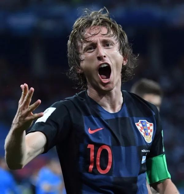 养老？不存在！40岁永动机累瘫了：触球101次 连续10轮狂奔90分钟